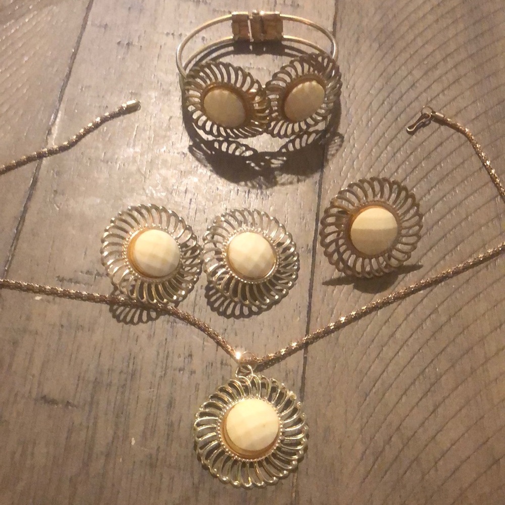 **Vintage** Rare Find Full Set of Gold Tone and Off White Bakelite Jewelry